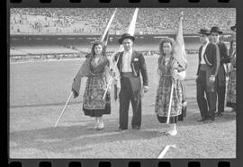 Fotografia "Jogos Campeonato Carioca; 'CAMPEONATO CARIOCA DE 1963' de PROFISSIONAIS (1º Turno) Jogos Vasco x Fluminense (3 x 1) Botafogo x Canto do Rio (3 x 0) America x Madureira (5 x 2) e Olaria x Portuguesa, Reportagem de Esporte" ([Local n/d] , 1963) [negativo]. / Fotógrafo(a): Equipe.  -- ITEM-0168.