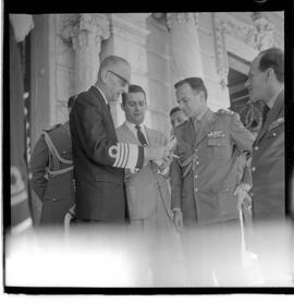 Fotografia "Deputado Rubens Macedo c/ o Ministro da Marina" ([Local n/d] , 1963) [negativo]. / Fotógrafo(a): Rodolpho.  -- ITEM-0004.