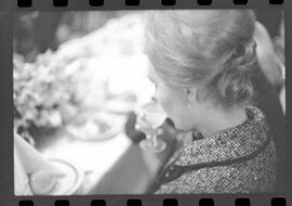 Fotografia "Churrascaria Gaúcha' Miss Paraná na Chur. Gaúcha Srta. Tania Maria Franco, homenageada com almoço na 'Churrascaria Gaúcha', Reportagem de Jonas Vieira" ([Local n/d] , 1963) [negativo]. / Fotógrafo(a): Adyr Vieira.  -- ITEM-0016.