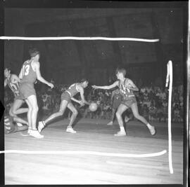 Fotografia "CAMP. BRAS. BASQUETE; 'BASQUETE = CAMPEONATO BRASILEIRO RALIZADO [REALIZADO] EM BRASÍLIA. BRASÍLIA - Campeonato Brasileiro de Basquete (Fases de jogos)" ([Local n/d] , 1963) [negativo]. / Fotógrafo(a): Neville.  -- ITEM-0001.