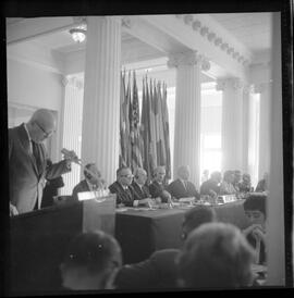 Fotografia "CONGR. INTER. DA FAMÍLIA; 'CONGRESSO INTERNACIONAL DA FAMÍLIA' Inauguração do Congresso Internacional da Família no Hotel Glória tendo usado da palavra o Prof. Heli Menegale, representante do Presidente JG.)" ([Local n/d] , 1963) [negativo]. / Fotógrafo(a): Rodolfo.  -- ITEM-0007.