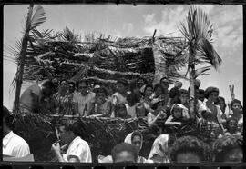 Fotografia "Banho a fantasia em Ramos e homenagem a Última Hora na Ilha do Governador" ([Local n/d] , [Data n/d]) [negativo]. / Fotógrafo(a): Rodo.  -- ITEM-0028.