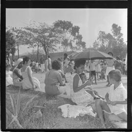 Fotografia "Rept. s/ Tifo e Difeteria c/ Wilson C.; 'CONJUNTO PROLETÁRIO DE DEL CASTILHO DO IAPI' Reportagem s/ 'Tifo' (Vacinação contra o tifo, aos moradores do Conjunto Proletário de Del Castilho do IAPI), Reportagem de Wilson Corrêa" ([Local n/d] , 1963) [negativo]. / Fotógrafo(a): Méra.  -- ITEM-0014.