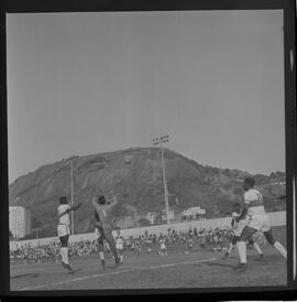 Fotografia "FUTEBOL = 'CAMPEONATO CARIOCA DE PROFISSIONAIS' Jogo Flamengo x Botafogo (3 x 1), America x Portuguesa (2 x 1), Madureira x Bangu (1 x 2), C. Grande x S. Cristovão (1 x 0) e C. Rio x Olaria (1 x 7), Reportagem de Esporte" ([Local n/d] , 1963) [negativo]. / Fotógrafo(a): Equipe.  -- ITEM-0344.