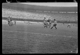 Fotografia "FUTEBOL = 'CAMPEONATO CARIOCA DE PROFISSIONAIS' Jogo Flamengo x Botafogo (3 x 1), America x Portuguesa (2 x 1), Madureira x Bangu (1 x 2), C. Grande x S. Cristovão (1 x 0) e C. Rio x Olaria (1 x 7), Reportagem de Esporte" ([Local n/d] , 1963) [negativo]. / Fotógrafo(a): Equipe.  -- ITEM-0281.