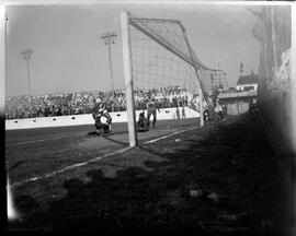 Fotografia "Futebol - Flamengo x Fluminense" ([Local n/d] , [Data n/d]) [negativo]. / Fotógrafo(a): Ângelo e Paulo.  -- ITEM-0009.