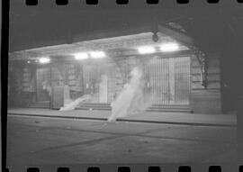 Fotografia "Conflitos' Conflitos - Passeatas - Polícia militar agride povo na Leopoldina - á favor das reformas de bases" ([Local n/d] , 1963) [negativo]. / Fotógrafo(a): Paulo; Venê; André; Alvaro; Pinto.  -- ITEM-0085.