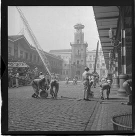 Fotografia "Rep. no Corpo de Bombeiros c/ Méra; 'REPORTAGEM DE UH' 'CORPO DE BOMBEIROS' Reportagem no Corpo de Bombeiros, Reportagem de Méra" ([Local n/d] , 1963) [negativo]. / Fotógrafo(a): Ribeiro.  -- ITEM-0004.