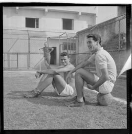 Fotografia "AMERICA F.C.' Rep. c/ Treino do America e reportagem com o goleiro Pompeia em companhia do técnico Daniel Pinto), Reportagem de Esporte" ([Local n/d] , 1963) [negativo]. / Fotógrafo(a): Democrito.  -- ITEM-0005.