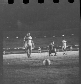 Fotografia "FUTEBOL = Jôgo [Jogo]: BOTAFOGO X OLARIA" ([Local n/d] , 1961) [negativo]. / Fotógrafo(a): Equipe.  -- ITEM-0014.