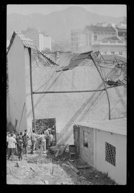 Fotografia "INCÊNDIOS' 'TELEVISÃO CONTINENTAL' INCÊNDIO NA TV CONTINENTAL (No Departamento do contra regras), Reportagem de Paulo Cordeiro" ([Local n/d] , 1963) [negativo]. / Fotógrafo(a): Luiz Santos.  -- ITEM-0008.