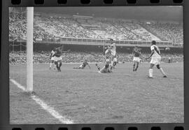 Fotografia "Jogos Campeonato Carioca; 'CAMPEONATO CARIOCA DE 1963' de PROFISSIONAIS (1º Turno) Jogos Vasco x Fluminense (3 x 1) Botafogo x Canto do Rio (3 x 0) America x Madureira (5 x 2) e Olaria x Portuguesa, Reportagem de Esporte" ([Local n/d] , 1963) [negativo]. / Fotógrafo(a): Equipe.  -- ITEM-0215.