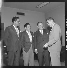 Fotografia "Visita de Peixoto de Castro ao jornal" ([Local n/d] , [Data n/d]) [negativo]. / Fotógrafo(a): Ferreira.  -- ITEM-0003.