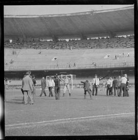 Fotografia "CAMPEONATO CARIOCA DE PROFISSIONAIS DE 1963 (1º TURNO) Jogos - Campeonato Carioca. Flamengo x Madureira (5 x 0) - Vasco x América (2 x 0) e Fluminense x Portuguesa (1 x 1). e Peter Kedzierski, homem voador dos EUA, (Vôo)" ([Local n/d] , 1963) [negativo]. / Fotógrafo(a): Equipe.  -- ITEM-0133.