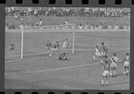 Fotografia "CAMPEONATO CARIOCA DE PROFISSIONAIS DE 1963 (1º TURNO) Jogos - Campeonato Carioca. Flamengo x Madureira (5 x 0) - Vasco x América (2 x 0) e Fluminense x Portuguesa (1 x 1). e Peter Kedzierski, homem voador dos EUA, (Vôo)" ([Local n/d] , 1963) [negativo]. / Fotógrafo(a): Equipe.  -- ITEM-0021.