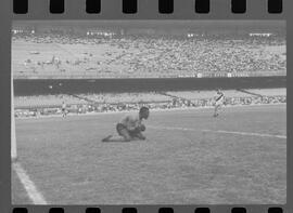 Fotografia "CAMPEONATO CARIOCA DE PROFISSIONAIS DE 1963' (1º Turno) Jogo Vasco da Gama x Olaria (1 x 0) no Maracanã" ([Local n/d] , 1963) [negativo]. / Fotógrafo(a): Demócrito; Ribeiro.  -- ITEM-0048.