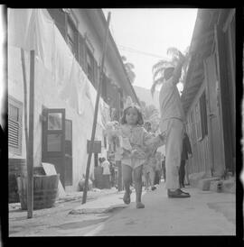 Fotografia "DESPEJOS' Despejo na Rua Maqês [Marquês] de São Vicente por um choque da Polícia Militar, Reportagem de M. Amaral" ([Local n/d] , 1963) [negativo]. / Fotógrafo(a): Ferreira.  -- ITEM-0002.