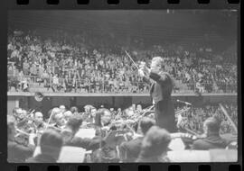 Fotografia "C/ Antonio Carlos Festival de Wagner (concerto musical); 'FESTIVAL DE WAGNER' Festival Wagner (realizado no Maracanãzinho), Reportagem de Antonio Carlos" ([Local n/d] , 1963) [negativo]. / Fotógrafo(a): Roberto.  -- ITEM-0009.