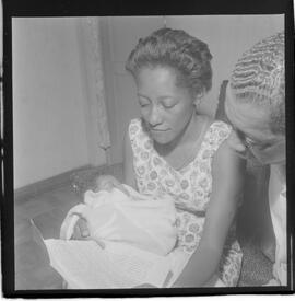 Fotografia "Entrevista a família de Garrincha; Reportagem com a Família de Garrincha (Senhora)" ([Local n/d] , 1963) [negativo]. / Fotógrafo(a): Joel.  -- ITEM-0002.