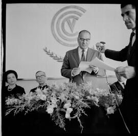 Fotografia "CONGRESSO DA LBA EM VITÓRIA ( e OUTROS ASSUNTOS); 'SEMINÁRIO REGIONAL DA L.B.A' 'LEGIÃO BRASILEIRA DE ASSISTÊNCIA' VITÓRIA - Congresso da LBA e outras reportagens sob a presidência da Sa. Maria Teresa Goulart, e representantes de todo país, realiza-se em Vitória o Seminário Regional da LBA (IV)" ([Local n/d] , 1963) [negativo]. / Fotógrafo(a): David Halfon; Part..  -- ITEM-0027.