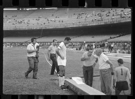 Fotografia "FLUMINENSE X BONSUCESSO; 'CAPEONATO [CAMPEONATO] CARIOCA DE FUTEBOL PROFISSIONAIS' Jogo no Maracanã - Fluminense x Bonsucesso (3x0), sendo que este jogo foi anulado devido a irregularidade havida), Reportagem de Esporte" ([Local n/d] , 1963) [negativo]. / Fotógrafo(a): Demócrito; Ribeiro.  -- ITEM-0017.