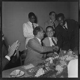 Fotografia "Banquete de 'Última Hora' em homenagem ao Vasco da Gama e Ademar Ferreira da Silva" ([Local n/d] , [Data n/d]) [negativo]. / Fotógrafo(a): Demócrito e Estrela.  -- ITEM-0011.