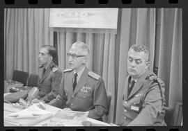 Fotografia "HOMENAGENS' 'PORTA - AVIÕES MINAS GERAIS' Jornalistas recepcionados pelo Ministro da Marinha, a bordo do 'Minas Gerais' pelo Comandante Alte. Cesar Andrade, Reportagem de Petrônio" ([Local n/d] , 1963) [negativo]. / Fotógrafo(a): Luiz Pinto.  -- ITEM-0005.