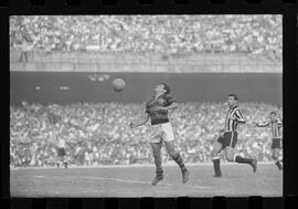 Fotografia "FUTEBOL = 'CAMPEONATO CARIOCA DE PROFISSIONAIS' Jogo Flamengo x Botafogo (3 x 1), America x Portuguesa (2 x 1), Madureira x Bangu (1 x 2), C. Grande x S. Cristovão (1 x 0) e C. Rio x Olaria (1 x 7), Reportagem de Esporte" ([Local n/d] , 1963) [negativo]. / Fotógrafo(a): Equipe.  -- ITEM-0065.