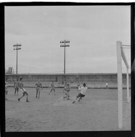 Fotografia "Olaria A.C.' Reportagem sobre o treino do Olaria" ([Local n/d] , 1963) [negativo]. / Fotógrafo(a): Demócrito Bezerra.  -- ITEM-0007.