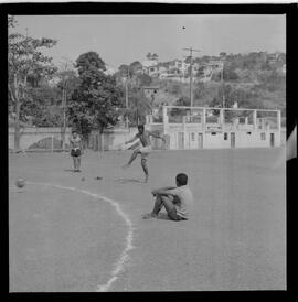 Fotografia "Botafogo F. R.' Garrincha e Quarentinha em treino especial com o preparador físico Adalberto" ([Local n/d] , 1963) [negativo]. / Fotógrafo(a): Democrito.  -- ITEM-0015.