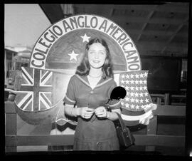 Fotografia "Renata Baumgartner, candidata ao concurso ('Rainha do Verão' 1952), Reportagem Geral" ([Local n/d] , 1952) [negativo]. / Fotógrafo(a): Equipe.  -- ITEM-0002.