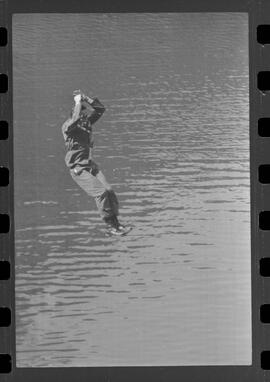 Fotografia "Manobras em Ribeirão das Lages (Paraquedistas: Sobrevivência na Selva operação); 'PARAQUEDISTAS' PARAQUEDISTAS em manobra em Ribeirão das Lages" ([Local n/d] , 1963) [negativo]. / Fotógrafo(a): Méra; Caban.  -- ITEM-0019.