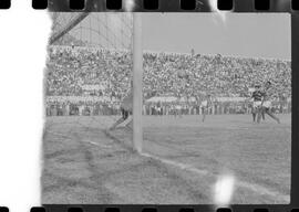 Fotografia "CAMPEONATO CARIOCA DE PROFISSIONAIS DE 1963 (1º TURNO) Jogos - Campeonato Carioca. Flamengo x Madureira (5 x 0) - Vasco x América (2 x 0) e Fluminense x Portuguesa (1 x 1). e Peter Kedzierski, homem voador dos EUA, (Vôo)" ([Local n/d] , 1963) [negativo]. / Fotógrafo(a): Equipe.  -- ITEM-0119.