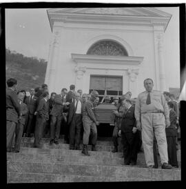 Fotografia "Enterro Paulo Bitencourt" ([Local n/d] , 1963) [negativo]. / Fotógrafo(a): Pinto.  -- ITEM-0011.