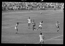 Fotografia "CAMPEONATO CARIOCA DE PROFISSIONAIS DE 1963' (1º TURNO) Jogo Botafogo x Campo Grande (2 x 0)" ([Local n/d] , 1963) [negativo]. / Fotógrafo(a): Demócrito; Ribeiro.  -- ITEM-0052.