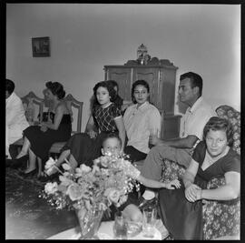 Fotografia "Fotos na residência do Sr. Paulo Medeiros. Festa - Amigos do Samba" ([Local n/d] , [Data n/d]) [negativo]. / Fotógrafo(a): Hélio Santos.  -- ITEM-0010.
