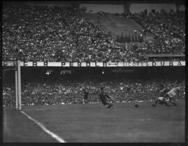 Fotografia "Esporte - futebol - Vasco x Palmeiras" ([Local n/d] , [Data n/d]) [negativo]. / Fotógrafo(a): Ângelo.  -- ITEM-0008.