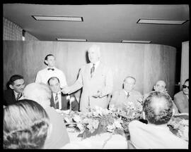Fotografia "Banquete - 'Última Hora' - classes produtoras e financeiras - Sr. Oswaldo Aranha" ([Local n/d] , [Data n/d]) [negativo]. / Fotógrafo(a): [Autoria n/d].  -- ITEM-0002.