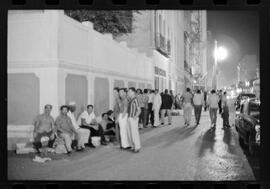 Fotografia "MONTEPIO DOS SERVIDORES DO ESTADO DA GUANABARA Filas para recebimentos no Montipio da Guanabara, Reportagem de Zé Carlos" ([Local n/d] , 1963) [negativo]. / Fotógrafo(a): Adyr Vieira.  -- ITEM-0003.