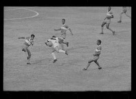Fotografia "CAMPEONATO CARIOCA DE PROFISSIONAIS DE 1963' (1º Turno) Jogo Vasco da Gama x Olaria (1 x 0) no Maracanã" ([Local n/d] , 1963) [negativo]. / Fotógrafo(a): Demócrito; Ribeiro.  -- ITEM-0001.