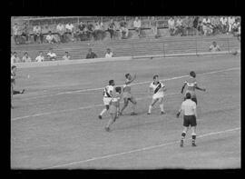 Fotografia "CAMPEONATO CARIOCA DE PROFISSIONAIS DE 1963' (1º Turno) Jogo Vasco da Gama x Olaria (1 x 0) no Maracanã" ([Local n/d] , 1963) [negativo]. / Fotógrafo(a): Demócrito; Ribeiro.  -- ITEM-0050.