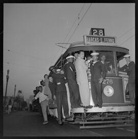 Fotografia "Transportes coletivos - R.J.- bondes, passageiros, etc., Reportagem Geral" ([Local n/d] , [Data n/d]) [negativo]. / Fotógrafo(a): Equipe.  -- ITEM-0004.