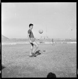 Fotografia "Futebol, treino do Selecionado Brasileiro no Chile" ([Local n/d] , [Data n/d]) [negativo]. / Fotógrafo(a): [Autoria n/d].  -- ITEM-0004.