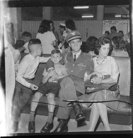 Fotografia "FAB PARA O CONGO; AERONAUTICA [AERONÁUTICA] = (FAB) Novos oficiais da FAB partem para o Congo Belga em Missão de Paz chefiados pelo Major Aviador Helio Campos" ([Local n/d] , 1961) [negativo]. / Fotógrafo(a): L. SANTOS.  -- ITEM-0006.