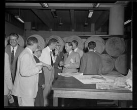 Fotografia "Visita de um jornalista suíço ao jornal 'Última Hora'" ([Local n/d] , [Data n/d]) [negativo]. / Fotógrafo(a): Hélio Santos.  -- ITEM-0010.
