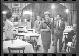 Fotografia "Churrascaria Gaúcha' Miss Paraná na Chur. Gaúcha Srta. Tania Maria Franco, homenageada com almoço na 'Churrascaria Gaúcha', Reportagem de Jonas Vieira" ([Local n/d] , 1963) [negativo]. / Fotógrafo(a): Adyr Vieira.  -- ITEM-0010.