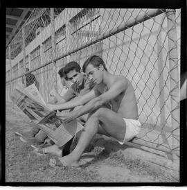 Fotografia "AMERICA F.C.' Rep. c/ Treino do America e reportagem com o goleiro Pompeia em companhia do técnico Daniel Pinto), Reportagem de Esporte" ([Local n/d] , 1963) [negativo]. / Fotógrafo(a): Democrito.  -- ITEM-0006.