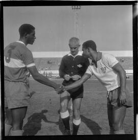 Fotografia "FUTEBOL = 'CAMPEONATO CARIOCA DE PROFISSIONAIS' Jogo Flamengo x Botafogo (3 x 1), America x Portuguesa (2 x 1), Madureira x Bangu (1 x 2), C. Grande x S. Cristovão (1 x 0) e C. Rio x Olaria (1 x 7), Reportagem de Esporte" ([Local n/d] , 1963) [negativo]. / Fotógrafo(a): Equipe.  -- ITEM-0331.