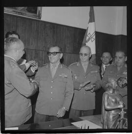 Fotografia "Transmissão Comando I Exército (Gal. Osvino Ferreira Alves, transmite o camando [comando] do 1º Exército ao seu sucessor o Gal. Benjamin Rodrigues Galhardo, com a presença do Min. Jair Dantas Ribeiro" ([Local n/d] , 1963) [negativo]. / Fotógrafo(a): Alvaro.  -- ITEM-0010.