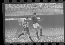 Fotografia "FUTEBOL = 'CAMPEONATO CARIOCA DE PROFISSIONAIS' Jogo Flamengo x Botafogo (3 x 1), America x Portuguesa (2 x 1), Madureira x Bangu (1 x 2), C. Grande x S. Cristovão (1 x 0) e C. Rio x Olaria (1 x 7), Reportagem de Esporte" ([Local n/d] , 1963) [negativo]. / Fotógrafo(a): Equipe.  -- ITEM-0029.